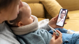 Pessoa utilizando telemedicina como benefício do Plano Digna